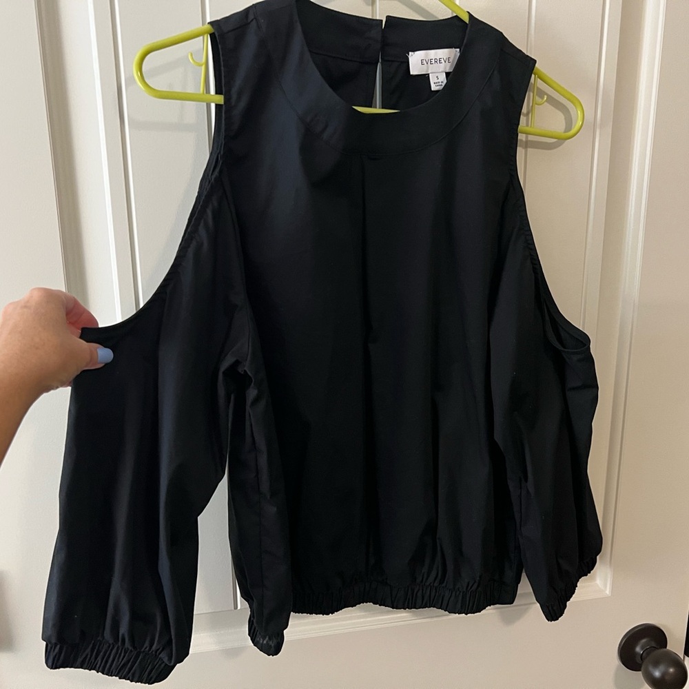 NWOT Evereve Women's Black Cold Shoulder Top